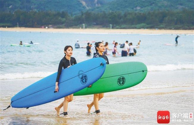 困在俱乐部的少女